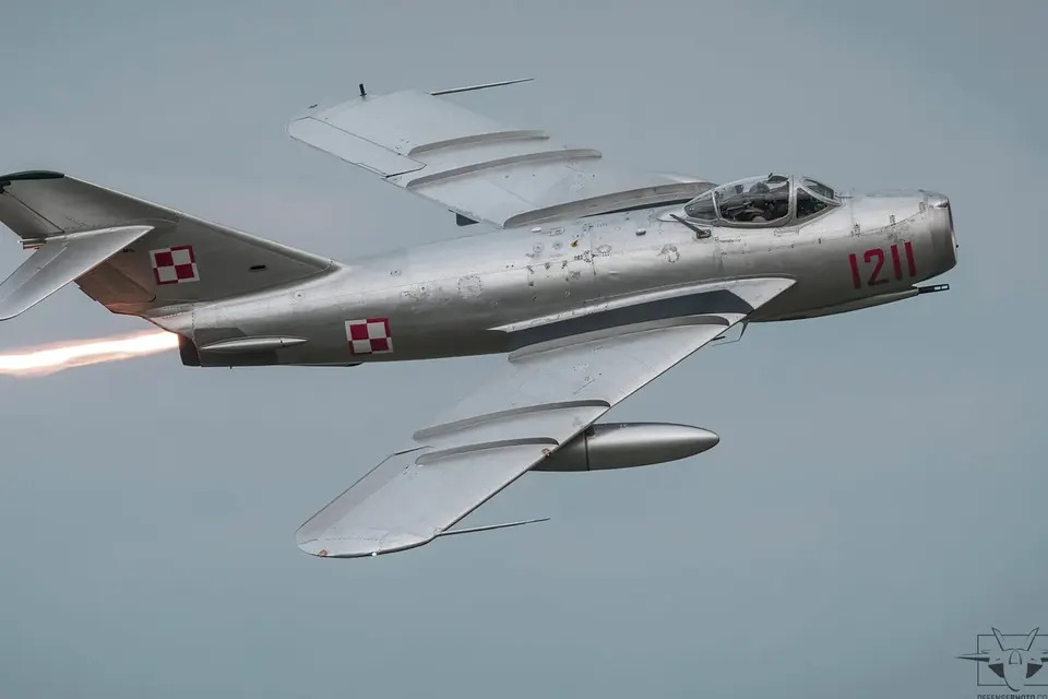 Lim-5 / MiG-17F, numer boczny 1211
